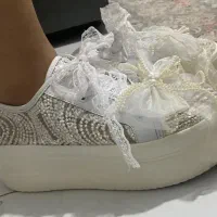 کتونی و دسته گل عروس