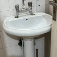 روشویی پایه دار با شیر