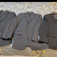 تعدادی کت شلوار همگی نو