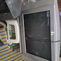 دو تا تلوزیون روشن و درحال استفاده و صفحه رنگی