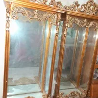 ویترین چوبی تاج دار