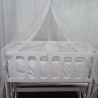 تخت کنار مادر