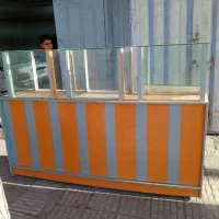 میز.  ویترین مغازه