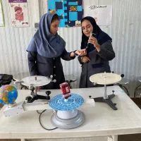 تدریس ریاضی و فیزیک توسط دبیر