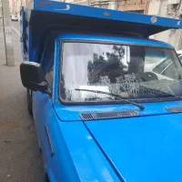 یک نفر راننده نیسان وکامیونت کار در باربری داخلی