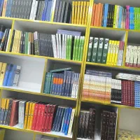 فروشندگی در غرفه کتاب