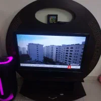 میز تلویزیون چوبی تمیز سالم و آینه