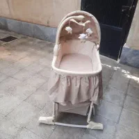 تخت کنار مادر