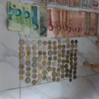 تعدادی سکه قدیمی و اسکناس