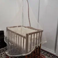 گهواره چوبی کنار مادرچوبی