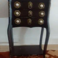 میز تلفن و گلدان گل