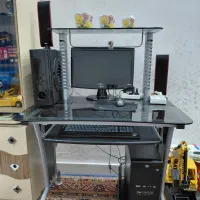 کامپیوتر و میز و اسپیکر