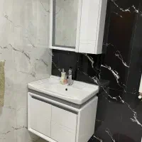 روشویی به همراه اینه و کابین کنار اینه