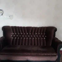 کمد ویترین دار ومبل چستر ۵ نفره با میز عسلی