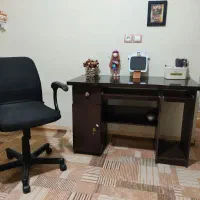 میز تحریر و کامپیوتر و صندلی‌ اداری