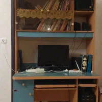 میز کامپیوتر و میز تحریر کتابخانه داره