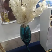 گلدان همراه با گل های مصنوعی اش