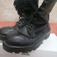 کفش کاروکفش سربازی|کیف، کفش، کمربند|قم, چهل درخت|دیوار