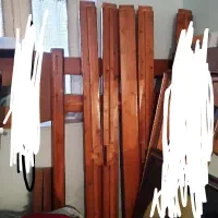 تخت چوبی نراد.ساده.تقریبا شبیه عکس.عکس تزیینی است.