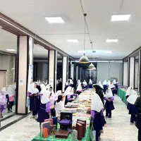 فروشنده خانم