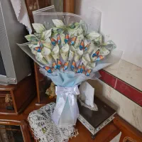 باکس گل رمانی با تزیین پول برا روز مادر