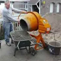 کارگر برای ساختن ملات با بتونیر