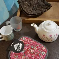 قوری و لیوان و وسایل خانه دانشجویی
