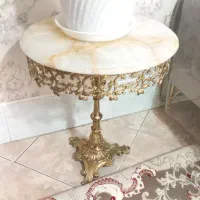 میز کنار سالنی برنجی