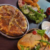 خانم  خوش رو و خوش اخلاق با روابط اجتماعی خوب