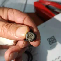 مهره باستانی ازجنس سنگ حدیدچندهزارساله