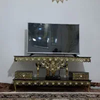 تلویزیون ال ای دی ۴۳ و میز تلویزیون برنز اصل