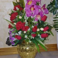 گلدان و گل مصنوعی