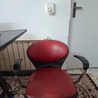 یک عدد میز کامپیوتر، صندلی چرخدار، میز عسلی