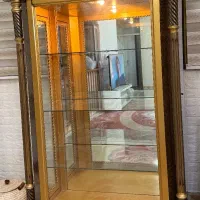 ویترین چوبی زیبا با نور پردازی