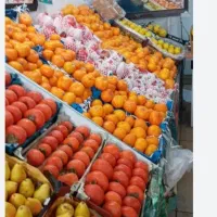 شاگرد میوه فروشی مرد