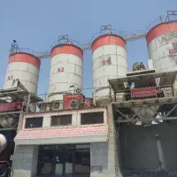 اپراتور بچینگ کار در کارخانه بتن و راننده میکسر
