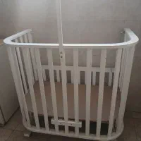 تخت کنار مادر