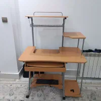 میز تحریر و کامپیوتر