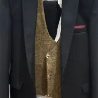 کت شلوار بهمراه پیراهن سفید ویک عدد کفش کالج