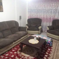 مبل ۵ نفره .کاناپه ۳نفره و۲ عدد تکی