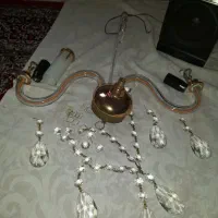 یک لوستر دوشاخه دیواری که مقداری کم داره