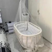 گهواره کودک کنار تخت مادر