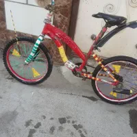 دوچرخه تمیز لاستیک جلو وعقب کم تاب داره