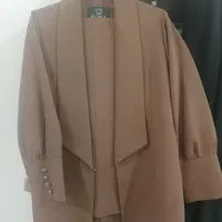 یک دست کت و شلوار کرپ قهوه ای رنگ