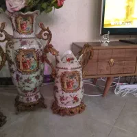 سه عددگلدان انتیک‌ به همراه گلهای متنوع