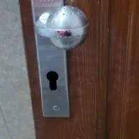 درب چوبی سالم در حد نو