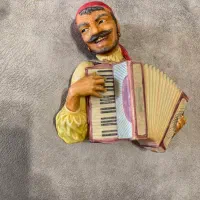 مجسمه مرد نوازنده