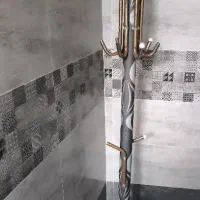 جا لباسی ایستاده