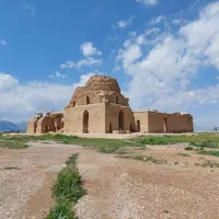 زمین-درب-از-حیاط-موقعیت-مطلوب-سروستان