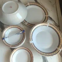 تعدادی ظروف چینی و بلور